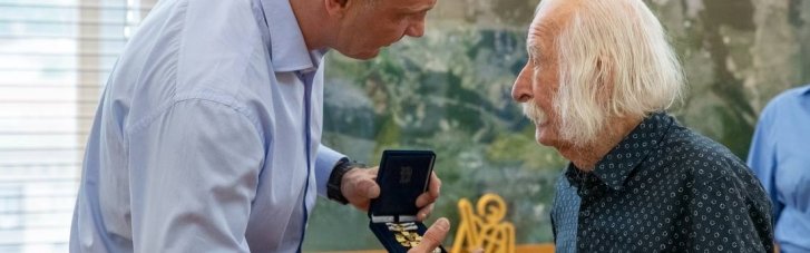 Віталій Кличко вручив "Знак пошани" від столиці художнику Івану Марчуку, який відзначив 90-річчя