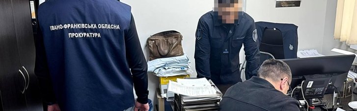 Пугал мобилизацией брата: На Прикарпатье задержали следователя за вымогание 5 тысяч долларов у предпринимателя