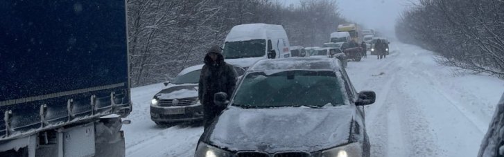В Ровенской области из-за переметов частично ограничили движение грузовиков. Самая сложная ситуация на трассе "Киев-Чоп"