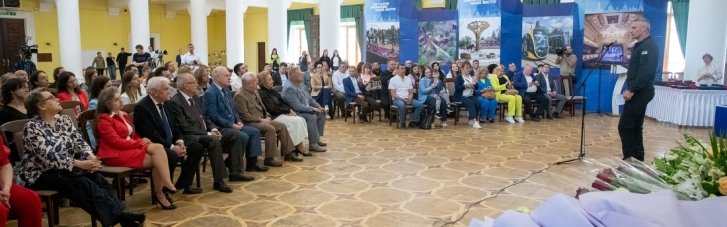 Виталий Кличко ко Дню Киева вручил государственные награды и звание "почетный гражданин города" выдающимся киевлянам