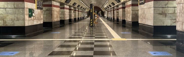 В одной из станций метро столицы тестируют новый способ размещения пассажиров во время тревог (ФОТО)