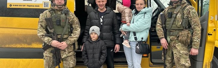 Эвакуация под обстрелами: "Белые ангелы" вывезли из Никополя семью с тремя детьми