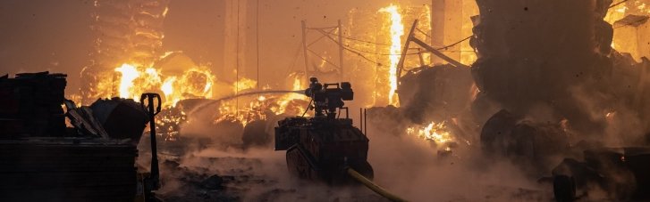 ДСНСівці Хмельниччини показали, як ліквідовували пожежі, що виникли внаслідок кількох дронових атак (ВІДЕО)