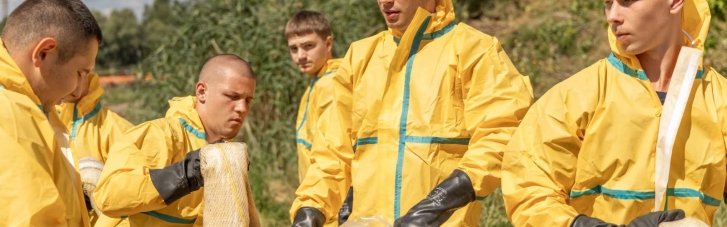 Более двух недель в столице чистили озеро от загрязнения нефтепродуктами после атаки РФ (ВИДЕО)