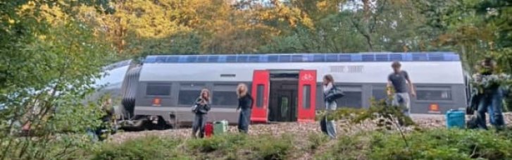 Во Франции пассажирский поезд сошел с рельсов: десятки пострадавших