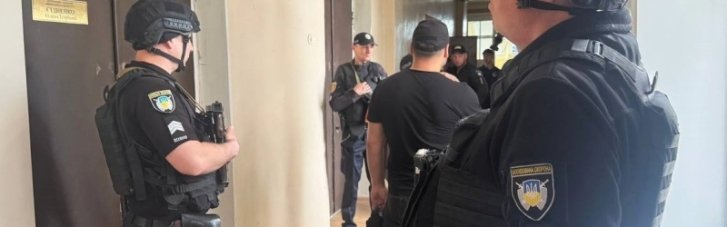 В Светловодском горсовете заместитель городского головы начал стрельбу: есть раненый