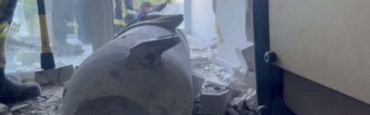В Киевской области спасатели достали из многоквартирного дома опасные обломки ракеты, которые чудом не разорвались (ВИДЕО)