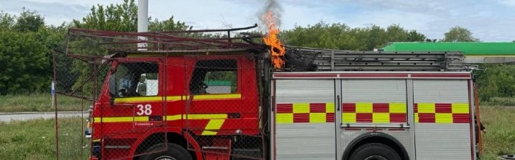 Дрон РФ атакував запорізьких рятувальників, які гасили пожежу на АЗС (ФОТО)
