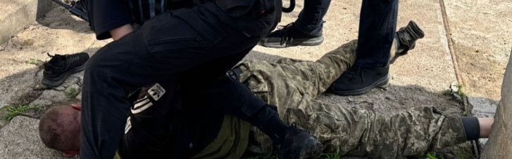 Вооруженный автоматом военный ограбил магазин в Кировоградской области