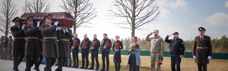 На Национальном военном мемориальном кладбище состоялась церемония почетного захоронения защитников Украины