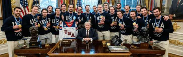 "Я її не віддам": Трамп "відібрав" золоту олімпійську медаль під час візиту хокеїстів до Овального кабінету (ВІДЕО)
