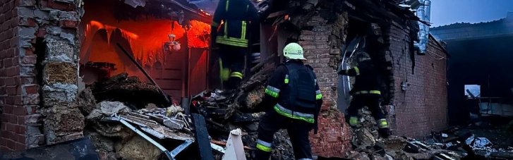 У Золочеві на Харківщині через дронову атаку постраждали 5 людей, спалахнула пожежа (ФОТО)