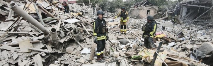 Уже один погибший человек и 14 раненых: в Запорожье от завалов атакованного РФ дома ищут еще людей
