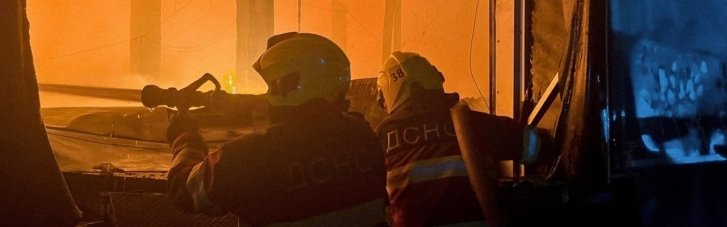 В Киевской области после российских ударов горят склады (ФОТО)