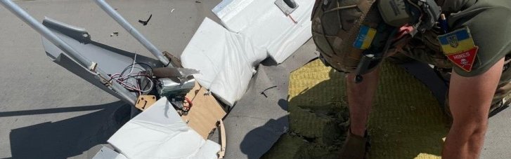 В Сумах вражеский дрон попал в крышу дома и застрял. Его обезвредили взрывотехники