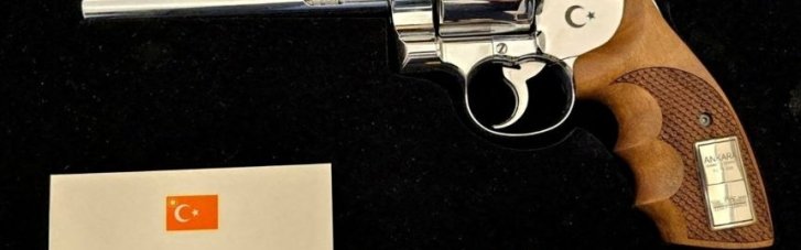 Эрдоган подарил участникам саммита НАТО именные револьверы