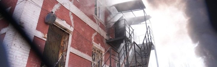 Росіяни вдарили по Запоріжжю: Є поранені, в місті вирують пожежі (ФОТО)
