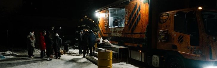 "Не могли залишитись осторонь". Ветерани Трійки створили мобільні пункти незламності для киян (ФОТО)