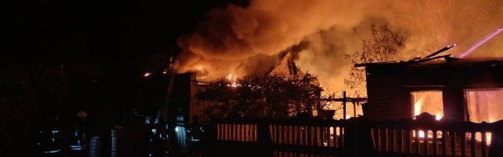Росіяни обстріляли Борову на Харківщині, спалахнули будинки та "Нова Пошта" (ФОТО)