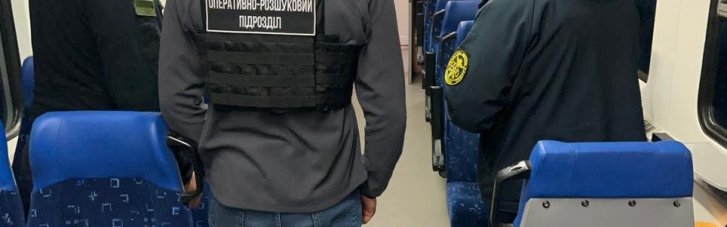 Пасажирці потяга Чоп – Захонь на ходу закинули валізу з безакцизними сигаретами (ФОТО)