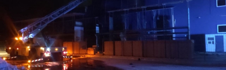 В Запорожье россияне ударили по торговому центру (ФОТО)