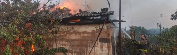 Российские обстрелы повредили многоквартирный и дачные дома на Днепропетровщине (ФОТО)