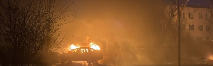 Российские дроны побили 5-этажку и админздание в центре Конотопа, возникли пожары (ФОТО)