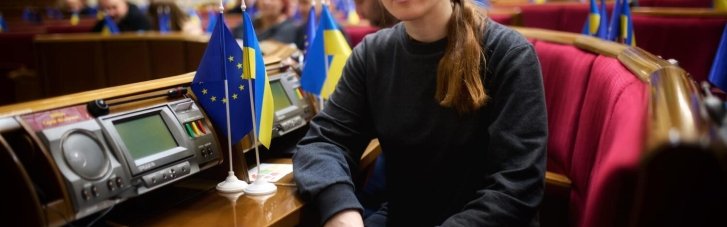 Нардеп Безуглая сломала микрофон в Раде, выталкивая своего коллегу Федиенко с трибуны с криками "Не ври!" (ВИДЕО)