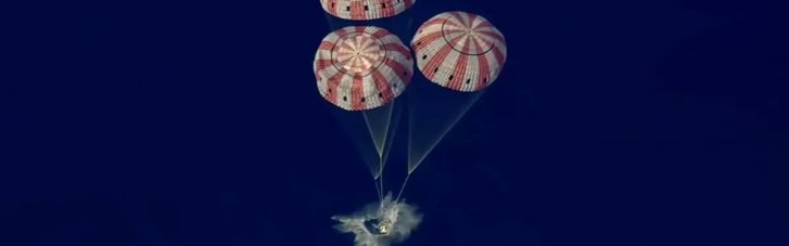 Астронавты миссии "Артемида-2" успешно вернулись на Землю, облетив Луну (ФОТО)