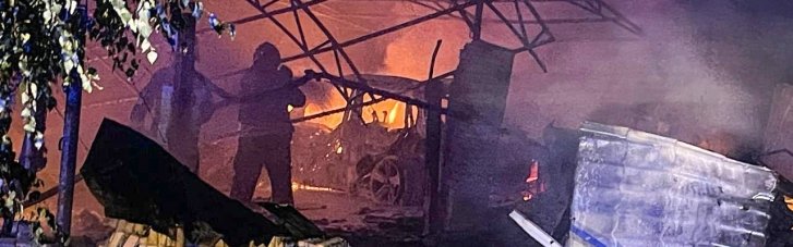 У двох районах Одещини вирували пожежі від обстрілів, пошкоджені оселі та транспорт (ФОТО)