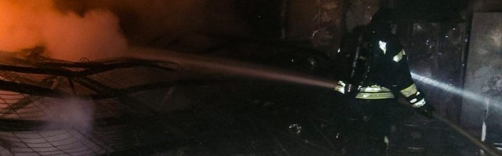 Нічні дронові атаки спричинили пожежі на Київщині, пошкоджено оселі та склад (ФОТО)