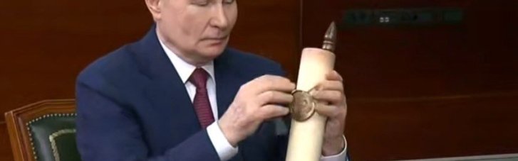 Глава ЦВК Росії принесла Путіну результати його "виборів" на паперовому сувої (ФОТО)