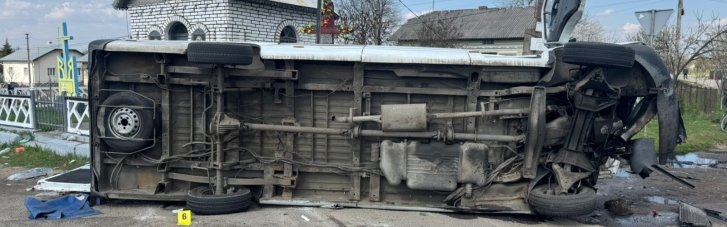 Летальная авария в Прикарпатье: столкнулись легковушка с маршрутным бусом (ФОТО)
