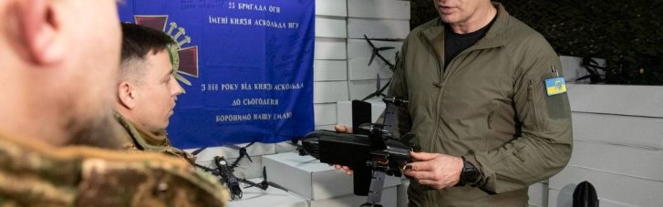 "Помогут защищать небо над столицей": Кличко передал от киевлян бойцам 25 бригады НГУ 1200 мультироторных систем