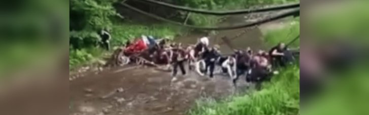 На Буковині обвалився міст з дітьми (ВІДЕО)