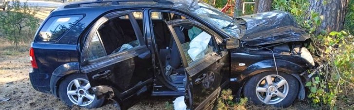 На Хмельнитчине автомобиль под управлением пьяной 18-летней водительницы влетел в дерево, есть пострадавшие