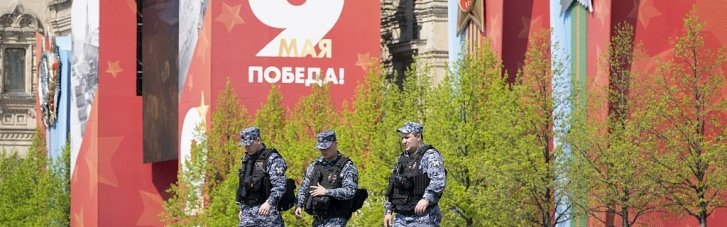 Парад и призыв россиян к эвакуации посольств. Что делать