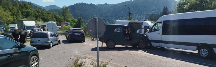 На Закарпатье из-за столкновения двух легковушек и буса пострадали 13 человек, четверо из которых — дети