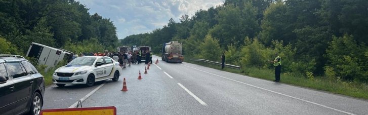 Недалеко от Каменца-Подольского перевернулся туристический автобус международного сообщения (ФОТО)