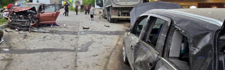 На Хмельниччині некерована фура протаранила кілька авто і влетіла у придорожнє кафе. Є жертви