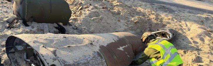 У Києві між житловими будинками знешкоджують нерозірвану російську балістичну ракету (ФОТО)