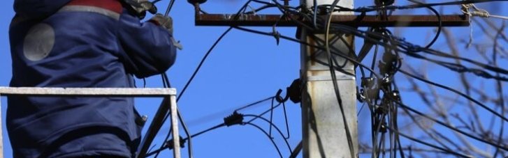 Через ворожі атаки є нові знеструмлення у семи областях та столиці, - Укренерго