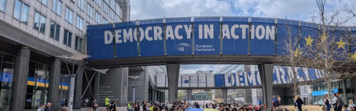 Перед Европарламентом развернули огромный украинский флаг