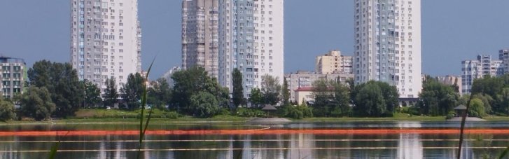 В Киеве из-за удара РФ озеро загрязнили сотни тонн нефтепродуктов