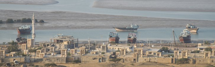 Возле Ормузского пролива стоят в "пробке" более полутора тысяч судов