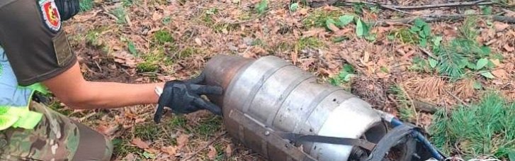В Голосеевском районе Киева взрывотехники изъяли обломки российского дрона (ФОТО)