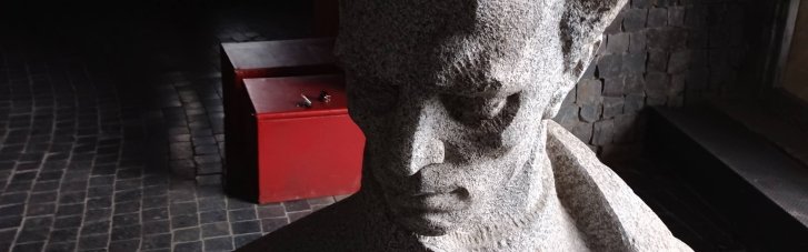 Декомунізованого Островського з Хмельниччини перевезли до столиці, а капсулу з посланням для молоді майбутнього залишили в Шепетівці
