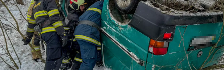 На Вінниччині мікроавтобус зʼїхав у кювет: є загиблий і травмовані (ФОТО)
