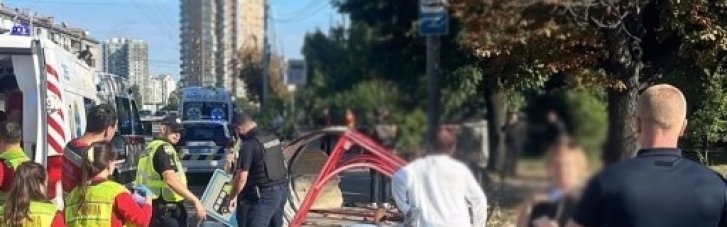 В Киеве авто на скорости протаранило маршрутку и влетело в остановку с людьми. Есть жертвы