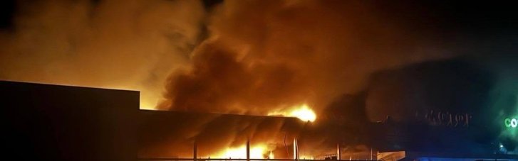 У Запоріжжі спалахнула масштабна пожежа після удару по ТЦ (ФОТО, ВІДЕО)